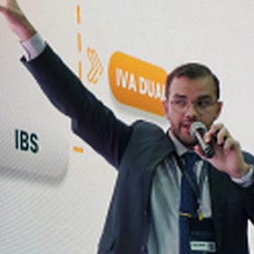 Lucas Augusto Les em palestra sobre IBS e CBS